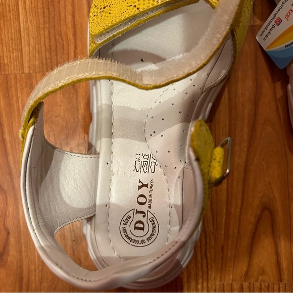 Girl’s sandals with arch support.
 Size 4 Big kid - Picture 4 of 5